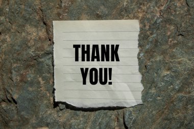 Yırtık kağıt parçasına taş kapaklı bir mesaj yazdığınız için teşekkür ederim. Kavramsal teşekkür sembolü. Boşluğu kopyala.