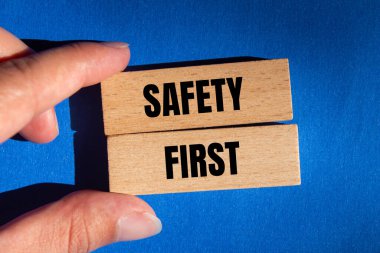 Mavi arka planlı tahta bloklara yazılmış ilk güvenlik mesajı. Kavramsal güvenlik ilk sembolü. Boşluğu kopyala.