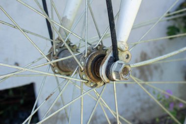 Eski bir bisiklet tekerleğine yakın çekim