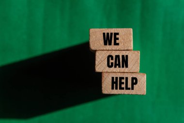 Tahta bloklara yeşil arka planı olan mesajlar yazabiliriz.