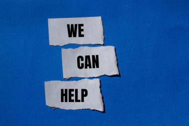 Yırtık kağıt parçalarına mavi arkaplanlı bir mesaj yazabiliriz. Kavramsal sembollere yardım edebiliriz. Boşluğu kopyala.