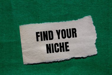 Yeşil arka planda yırtık kağıt parçasına yazılmış özel mesajını bul. Kavramsal olarak kendine uygun bir sembol bul. Boşluğu kopyala.