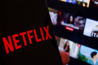 Netflix logosu akıllı telefonda gösteriliyor. Popüler video yayın hizmeti Netflix. Afyonkarahisar, Türkiye - 19 Temmuz 2024.