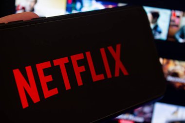 Netflix logosu akıllı telefonda gösteriliyor. Popüler video yayın hizmeti Netflix. Afyonkarahisar, Türkiye - 19 Temmuz 2024.