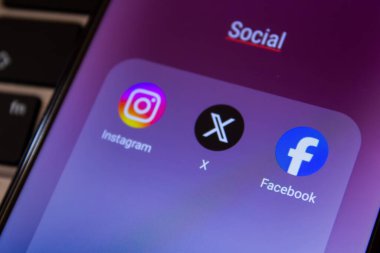 Instagram X ve Facebook logosu akıllı telefonda gösteriliyor. Popüler sosyal medya platformları. Afyonkarahisar, Türkiye - 19 Temmuz 2024.