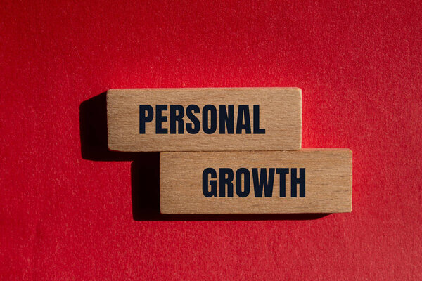 Сообщение личного роста написано на деревянных блоках с красным фоном. Символ личностного роста. Копирование пространства.