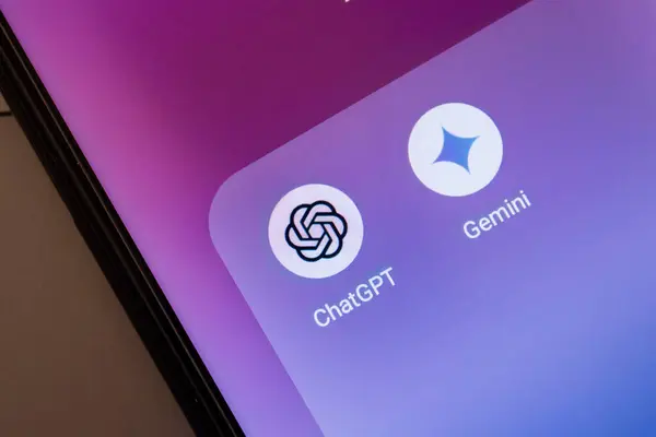 ChatGPT ve Google Gemini uygulaması logosu akıllı telefonda görüntülendi. Afyonkarahisar, Türkiye - 19 Temmuz 2024.