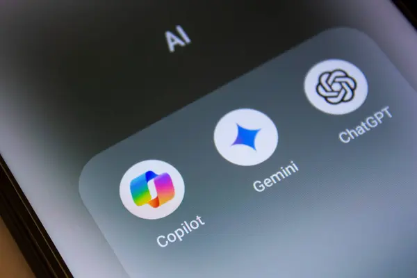 ChatGPT, Microsoft Copilot ve Google Gemini uygulamasının logosu akıllı telefonda görüntülendi. Afyonkarahisar, Türkiye - 19 Temmuz 2024.