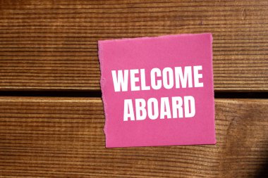 Tahta kapaklı, yırtık pembe kağıda yazılmış mesaja hoş geldiniz. Kavramsal hoş geldin sembolü. Boşluğu kopyala.