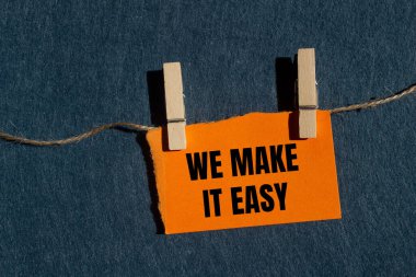 Gri arkaplanlı yırtık turuncu kağıt parçasına kolay bir mesaj yazacağız. Kavramsal olarak bunu kolay bir sembol haline getiririz. Boşluğu kopyala.