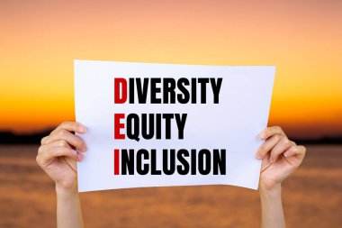 Bulanık göl arka planında beyaz kağıda yazılmış çeşitlilik özsermayesi ve kapsama sözcükleri. Kavramsal çeşitlilik öz sermaye dahil DEI sembolü. Boşluğu kopyala.