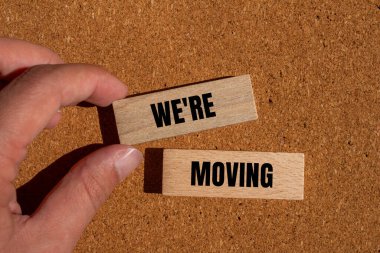 Tahta bloklara yazılmış kahverengi arkaplanlı mesajları taşıyoruz. Kavramsal olarak hareket halindeyiz. Boşluğu kopyala.