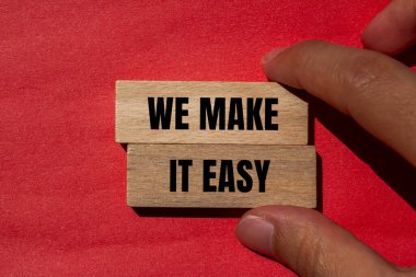 Ahşap bloklara kırmızı arkaplanlı kolay bir mesaj yazacağız. Kavramsal olarak bunu kolay bir sembol haline getiririz. Boşluğu kopyala.