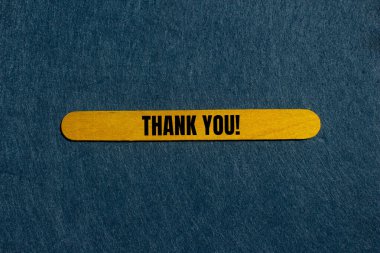 Sarı tahta çubuğa gri arkaplanlı bir mesaj yazdığınız için teşekkür ederim. Kavramsal teşekkür sembolü. Boşluğu kopyala.