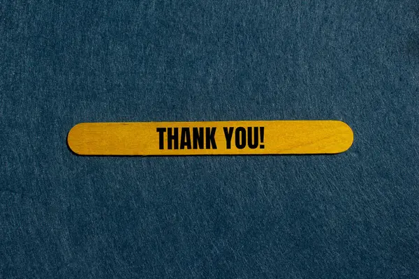 Sarı tahta çubuğa gri arkaplanlı bir mesaj yazdığınız için teşekkür ederim. Kavramsal teşekkür sembolü. Boşluğu kopyala.