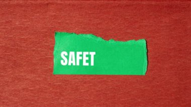 Kahverengi arka planda yırtık yeşil kağıda yazılan ilk güvenlik mesajı. Kavramsal güvenlik ilk sembol.