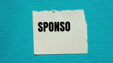 Sponsorlar, mavi arka planda yırtık kağıda yazılan mesajı hoş karşıladılar. Kavramsal sponsorlar hoş geldin sembolü.