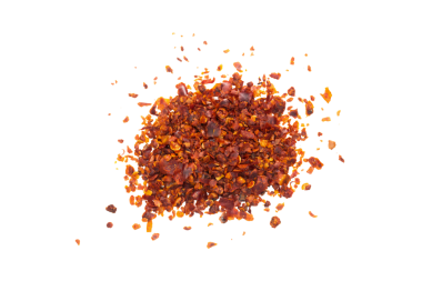 Şeffaf bir arkaplanda izole edilmiş kırmızı biber taneleri. Üst manzara, düz uzanma.