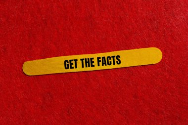 Gerçekler mesajını kırmızı arka planlı sarı tahta çubuğa yazdır. Kavramsal olarak gerçekleri sembolize et. Boşluğu kopyala.