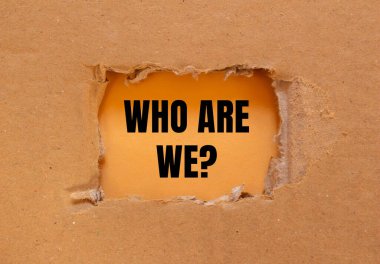 Turuncu arka planda yırtık karton kağıda yazılan soru kime ait? Kavramsal olarak kimi sorguluyoruz? Boşluğu kopyala.