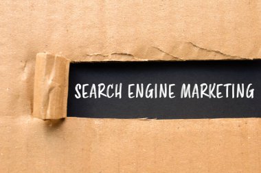 Yırtılmış karton kağıda siyah arkaplan ile yazılmış arama motoru pazarlama mesajı. Kavramsal arama motoru pazarlama sembolü. Boşluğu kopyala.