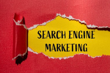 Sarı arka planlı yırtık kırmızı kağıda yazılan arama motoru pazarlama mesajı. Kavramsal arama motoru pazarlama sembolü. Boşluğu kopyala.