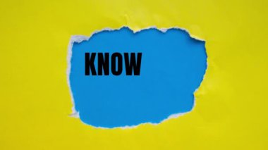 Mavi arka planda yırtık sarı kağıda yazılan kuralları biliyor musun? Kavramsal kurallar sembolünü bilmek.