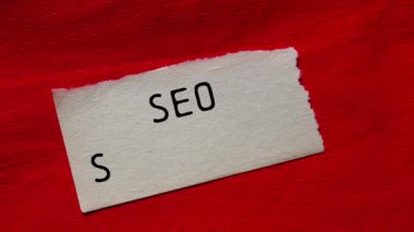 Kırmızı arka planda yırtık kağıt parçasına Seo Çözümleri mesajı yazıyor. Kavramsal seo çözümler sembolü.