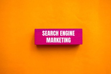 Arama motoru pazarlama mesajı pembe tahta blokta turuncu arka planda yazılmış. Kavramsal arama motoru pazarlama sembolü. Boşluğu kopyala.