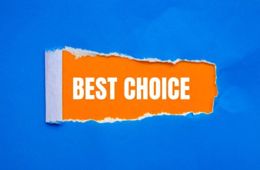 Yırtık mavi kağıda turuncu arka planda yazılmış en iyi mesaj. Kavramsal en iyi seçim sembolü. Boşluğu kopyala.