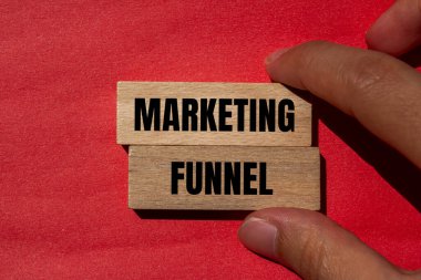 Ahşap bloklara kırmızı arka planlı huni mesajı. Kavramsal pazarlama huni sembolü. Boşluğu kopyala.