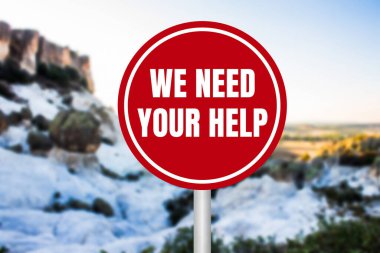 Doğa arka planındaki kırmızı tabelaya yardım mesajınızı yazmanızı istiyoruz. Kavramsal olarak yardım sembolüne ihtiyacımız var. Boşluğu kopyala.