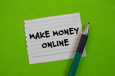 Yırtılan kağıtta yeşil arka planda bir kalemle para kazanmak. Kavramsal para çevrimiçi sembolü. Boşluğu kopyala.