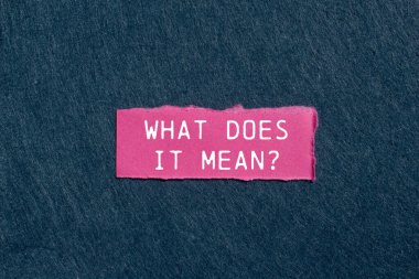 Gri arka planda pembe yırtık kağıt parçasına yazılmış soru ne anlama geliyor? Kavramsal soru sembolü ne anlama geliyor? Boşluğu kopyala.