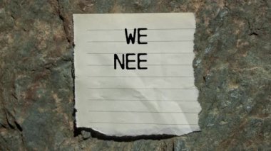 Yırtık kağıda taş zemine yazı yazmak için yardımına ihtiyacımız var. Kavramsal olarak yardımınıza ihtiyacımız var..