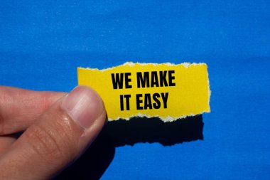 Yırtık sarı kağıdın üzerine mavi arka planlı kolay bir mesaj yazacağız. Kavramsal olarak bunu kolay bir sembol haline getiririz. Boşluğu kopyala.