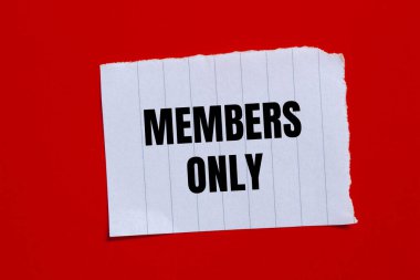 Üyeler sadece kırmızı arkaplanlı yırtık kağıt parçasına yazılmış mesajlar. Kavramsal üyeler sadece semboldür. Boşluğu kopyala.