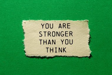 Yeşil arka plandaki yırtık kağıt parçasına yazılmış mesajdan daha güçlüsün. Kavramsal olarak düşündüğünden daha güçlüsün. Boşluğu kopyala.