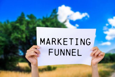 Pazarlama huni mesajı beyaz kağıda yazılmış, doğayla iç içe. Kavramsal pazarlama huni sembolü. Boşluğu kopyala.