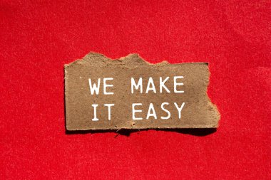 Kırmızı arka plandaki yırtık kahverengi kağıt parçasına kolay bir mesaj yazacağız. Kavramsal olarak bunu kolay bir sembol haline getiririz. Boşluğu kopyala.