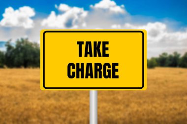 Bulanık buğday tarlası arkaplanındaki sarı metal tabelasına yazılan mesajı ele alalım. Kavramsal sorumluluk sembolü. Boşluğu kopyala.