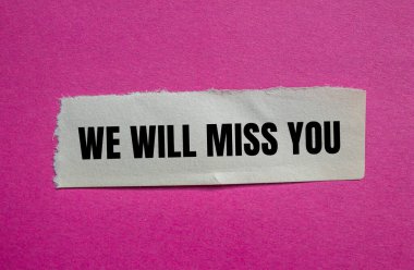 Pembe arkaplanlı yırtık kağıt parçasına yazdığın mesajı özleyeceğiz. Kavramsal olarak senin sembolünü özleyeceğiz. Boşluğu kopyala.