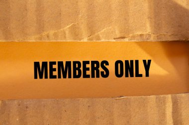 Üyeler sadece turuncu arkaplanlı yırtık karton kağıda yazılmış mesajlar. Kavramsal üyeler sadece semboldür. Boşluğu kopyala.