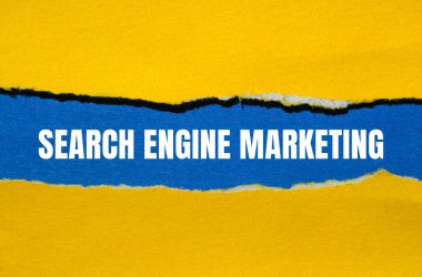 Arama motoru pazarlama mesajı mavi arka planlı yırtık sarı kağıda yazılmış. Kavramsal arama motoru pazarlama sembolü. Boşluğu kopyala.