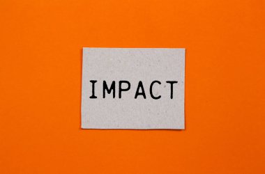 Turuncu arkaplanlı kağıt parçasına yazılan çarpma kelimesi. Kavramsal etki kelime sembolü. Boşluğu kopyala.