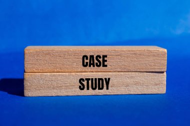 Tahta bloklara mavi arkaplan ile yazılmış vaka çalışması mesajı. Kavramsal vaka çalışma sembolü. Boşluğu kopyala.