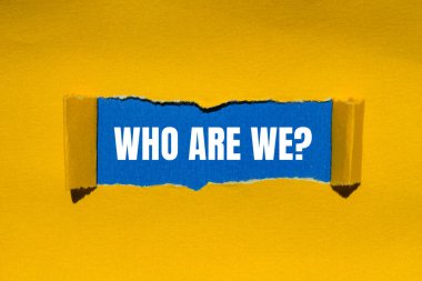 Biz kimiz ki, mavi arka planı yırtılmış sarı kağıda yazılmış mesajları sorguluyoruz? Kavramsal olarak kimi sorguluyoruz? Boşluğu kopyala.