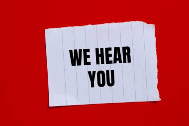 Kırmızı arkaplanlı yırtık kağıt parçasına yazdığın mesajı duyuyoruz. Sembolünü duyduğumuz kavramsal. Boşluğu kopyala.