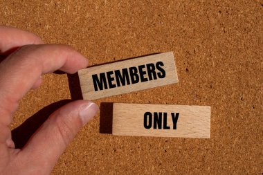  Üyeler sadece kahverengi arkaplanlı tahta bloklara yazılmış mesajlar. Kavramsal üyeler sadece semboldür. Boşluğu kopyala.