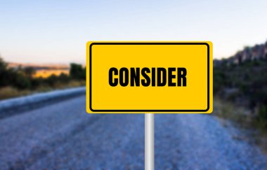 Sarı yol tabelasına yazılan mesajı düşünün. Kavramsal bir sembol. Boşluğu kopyala.